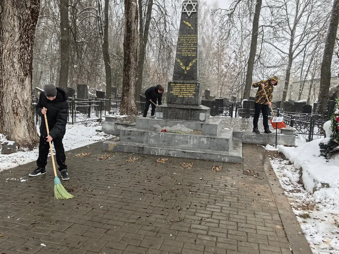 Учащиеся нашей школы навели порядок 