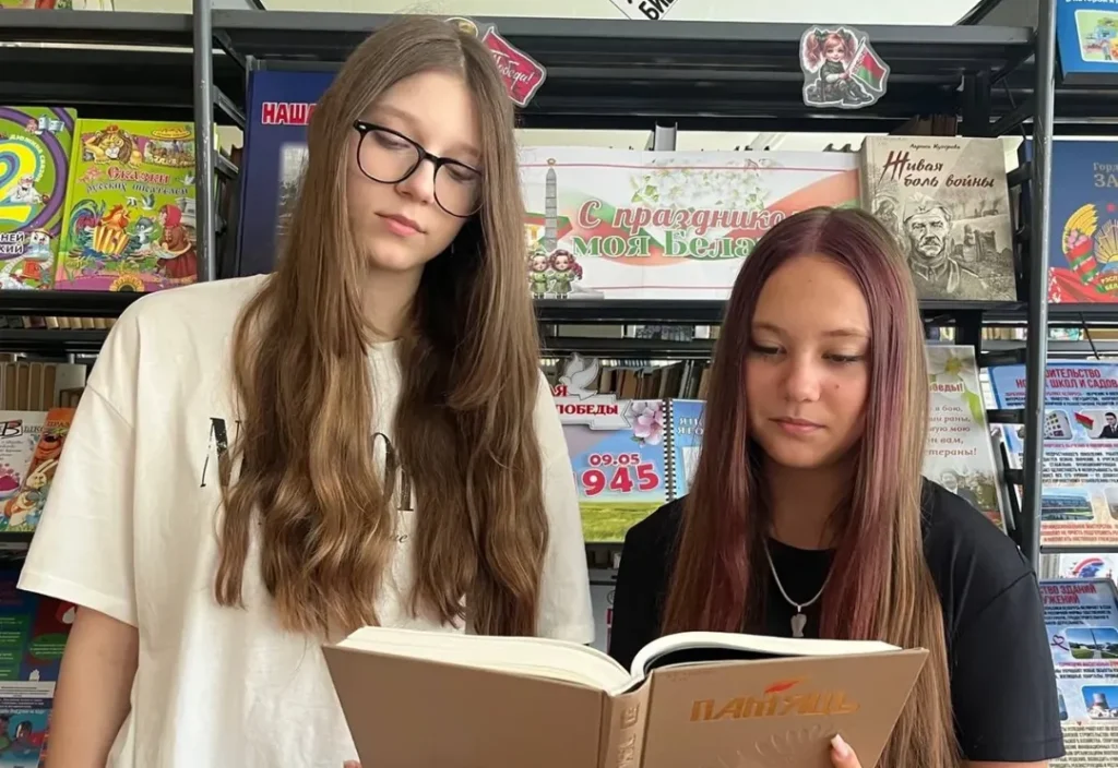 📚В школьной библиотеке прошло памятное мероприятие «Победный май — славим и помним!» в честь 80-летия Победы. 🪖