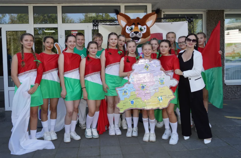 ✨Сегодня пионеры-активисты нашей школы выступили с творческим номером «Флаг-шоу» на областном празднике «Вместе мы — будущее страны», посвященном 35-летию ОО «Белорусская республиканская пионерская организация»