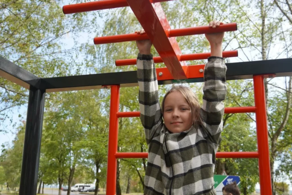 💫Сегодня, накануне Дня народного единства, учащиеся нашей школы приняли участие в открытии многофункциональной спортивной площадки на Днепровском бульваре🎉